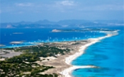 Vista aerea de una playa en Formentera con vistas a Ibiza